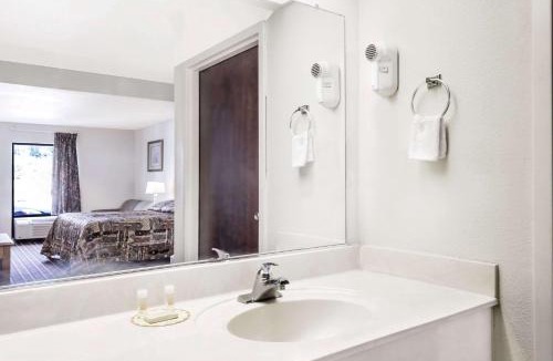 Suffolk Hotel | Brentwood Inn & Suites