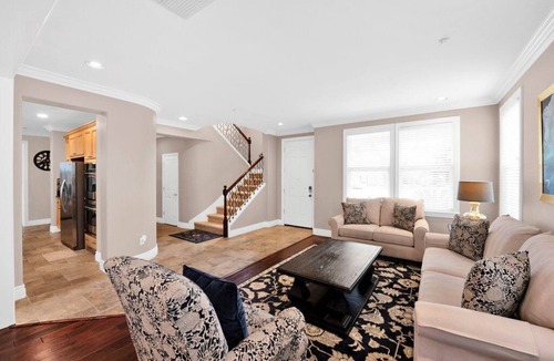 Brentwood House | Brentwood Posh 5-Bedroom w/steam shower near hwy