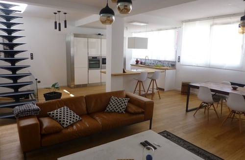 Rive Droite House | Brest Loft, sleeps 8, with jacuzzi