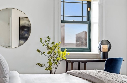 Downtown Baltimore House | Brexton Hotel - Bright and Charming Studio