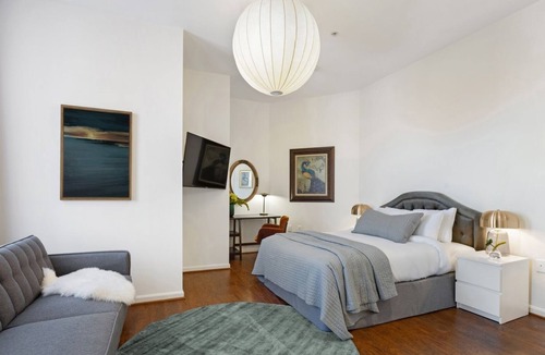 Downtown Baltimore House | Brexton Hotel | Stunning Studio
