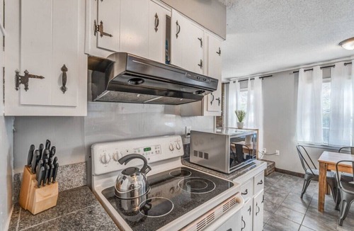 Ellendale House | Brick Bungalow - Mins from Parks