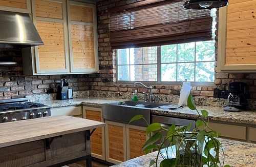 Negreet House | Brick Home W/ Great Views of Toledo Bend Lake & Outdoor Kitchen Sleeps 9
