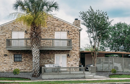 Victoria House | 🌴Brick Townhouse/Across HEB/Palm Tree Paradise❤️