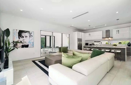 The Roads House | Brickell Lux Villa, Rooftop Pool, City Lights, BBQ