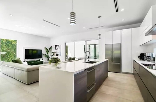 The Roads House | Brickell Lux Villa, Rooftop Pool, City Lights, BBQ