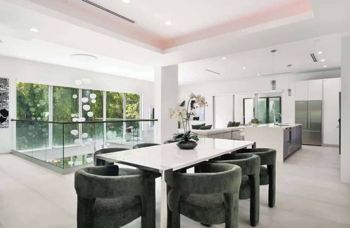 The Roads House | Brickell Lux Villa, Rooftop Pool, City Lights, BBQ