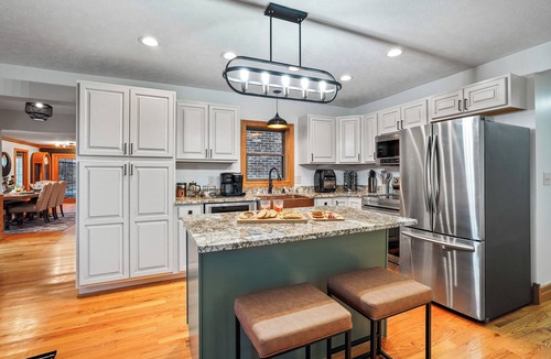 Laurelville House | Brickhouse | Hottub, Pets, HeatedPool, GameBarn, Secluded & More
