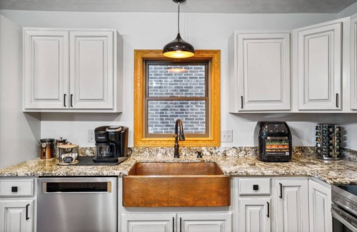 Laurelville House | Brickhouse | Hottub, Pets, HeatedPool, GameBarn, Secluded & More