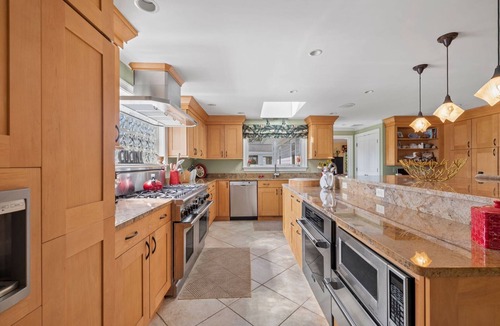 Narragansett Pier House | "Bricrist"-Private heated pool, walk to beach, central a/c, ocean views in Narragansett Pier!