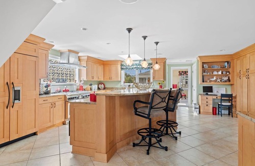 Narragansett Pier House | "Bricrist"-Private heated pool, walk to beach, central a/c, ocean views in Narragansett Pier!