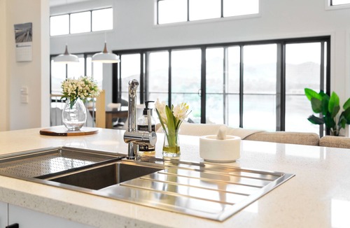 Bonnie Doon House | Bridge Water Views - Waterfront