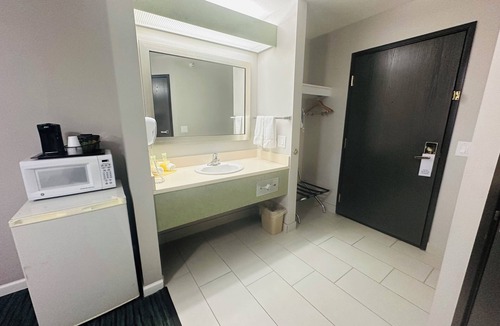 Lincoln Hotel | BridgePointe Inn & Suites by BPhotels, Lincoln I-80/27th St