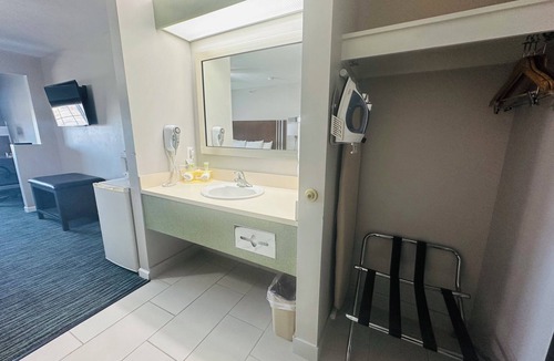 Lincoln Hotel | BridgePointe Inn & Suites by BPhotels, Lincoln I-80/27th St