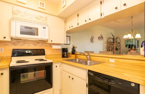 Bradenton Beach Condo | Bridgeport Condo 211 With Pool And Elevator