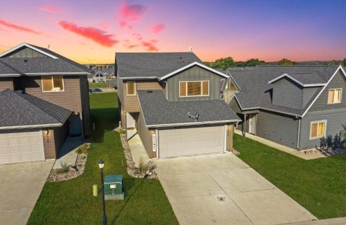 Arnolds Park Villa | Bridges Bay Vacation Cabin 278