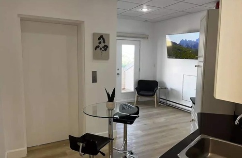 Eau Claire Apartment | Bridgeview #4 - Penthouse studio w free parking