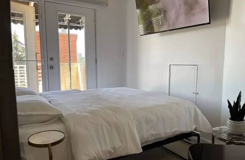 Eau Claire Apartment | Bridgeview #4 - Penthouse studio w free parking