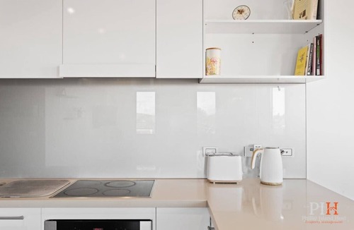 San Remo Apartment | Bridgeview App with Queen Bed