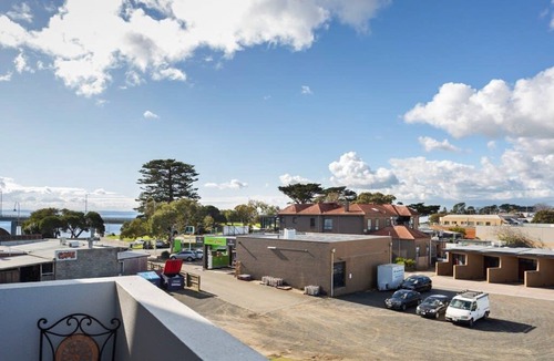 San Remo Apartment | Bridgeview App with Queen Bed