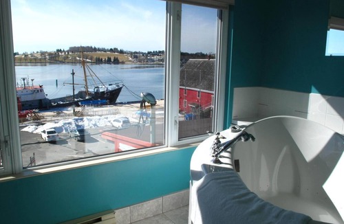 Lunenburg Hotel | Brigantine Inn & Suites