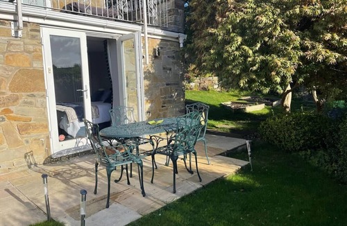 Brighouse Apartment | Brighouse Studio - Pet Friendly! - Free Parking