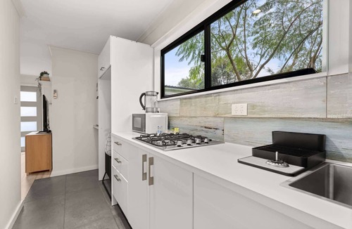 Bomaderry Apartment | Bright 1-Bed Apartment with Garden Views
