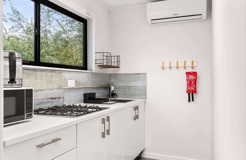 Bomaderry Apartment | Bright 1-Bed Apartment with Garden Views