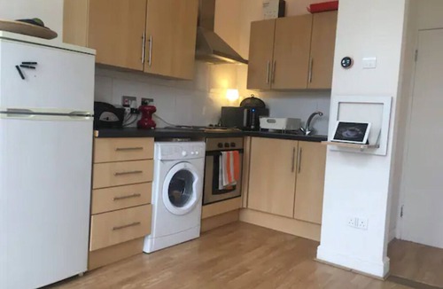 Fortune Green Apartment | Bright 1 Bed Flat in West Hampstead with Balcony