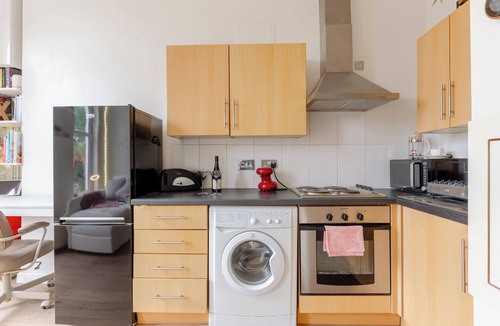 Fortune Green Apartment | Bright 1 Bed Flat in West Hampstead with Balcony