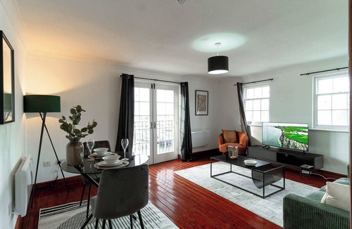 Whitehaven Apartment | Bright 1 Bed Harbour-side Apartment with Balcony