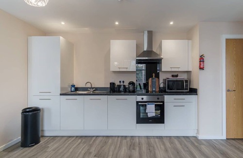 Salford Apartment | Bright 1 Bed Manchester Flat - Sleeps 3