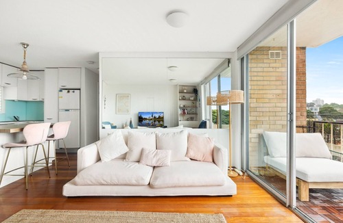 Neutral Bay Apartment | Bright 1-Bed with Balcony & Swimming Pool