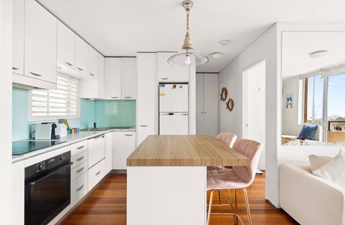 Neutral Bay Apartment | Bright 1-Bed with Balcony & Swimming Pool