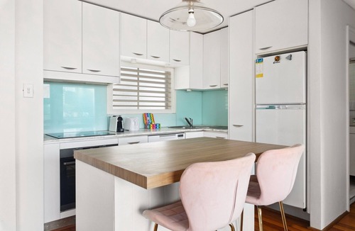 Neutral Bay Apartment | Bright 1-Bed with Balcony & Swimming Pool