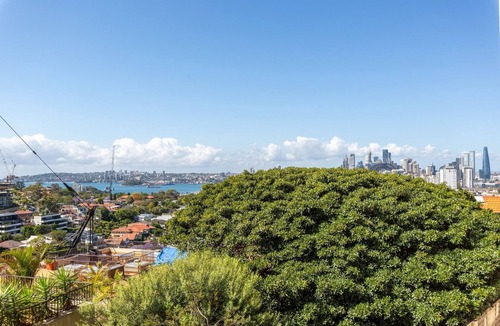 Neutral Bay Apartment | Bright 1-Bed with Balcony & Swimming Pool