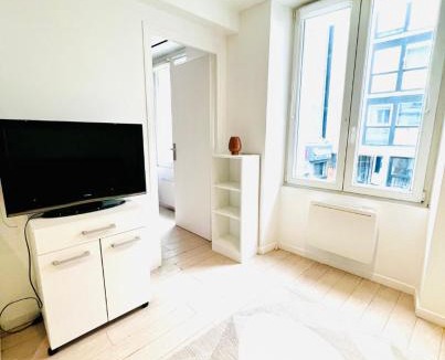 Hopital Saint-Louis Apartment | Bright 1 bedroom first floor near Republique Paris 10
