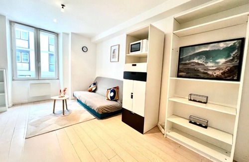 Hopital Saint-Louis Apartment | Bright 1 Bedroom near République Paris 10th