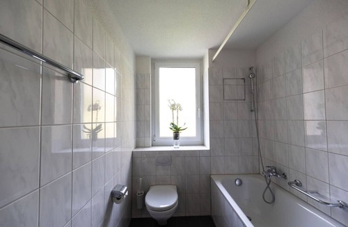 Hottingen Apartment | Bright 1 BR flat (Parkview 1)