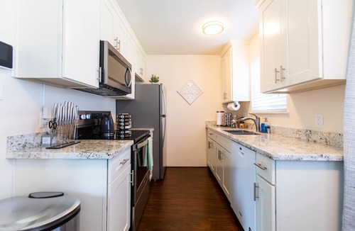 North Central Apartment | Bright 1Bd/1Ba w/Free Parking, Full Kitchen, Fast WiFi
