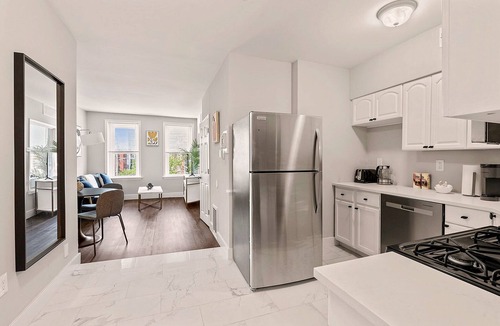 Southwark Apartment | Bright 1BD | 3 Beds | Queens Village Retreat