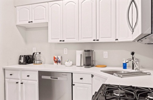 Southwark Apartment | Bright 1BD | 3 Beds | Queens Village Retreat
