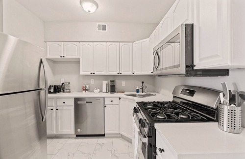 Southwark Apartment | Bright 1BD | 3 Beds | Queens Village Retreat