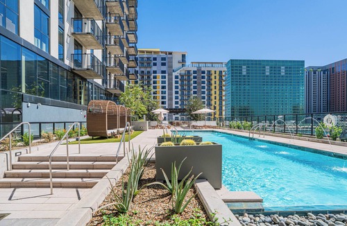 Roosevelt Apartment | Bright 1BR Haven - Pool & Gym Access + Rooftop