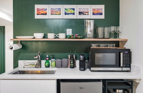 Ravenna House | Bright 1BR Near UW & Local Parks