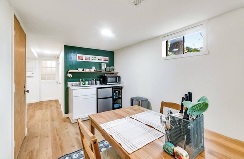 Ravenna House | Bright 1BR Near UW & Local Parks
