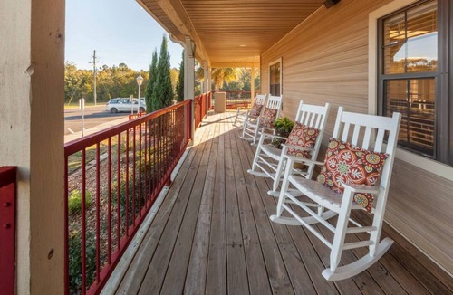 Conroe Apartment | Bright 2 BD/2 BA for family time