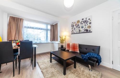 Enfield Highway Apartment | Bright 2 BDR Apartment w Parking