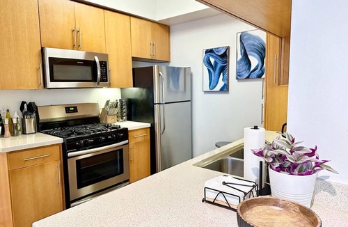Wilshire Montana Apartment | Bright 2 Bed/2 Bath w/Views Walk to the Beach DTSM