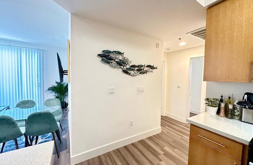 Wilshire Montana Apartment | Bright 2 Bed/2 Bath w/Views Walk to the Beach DTSM
